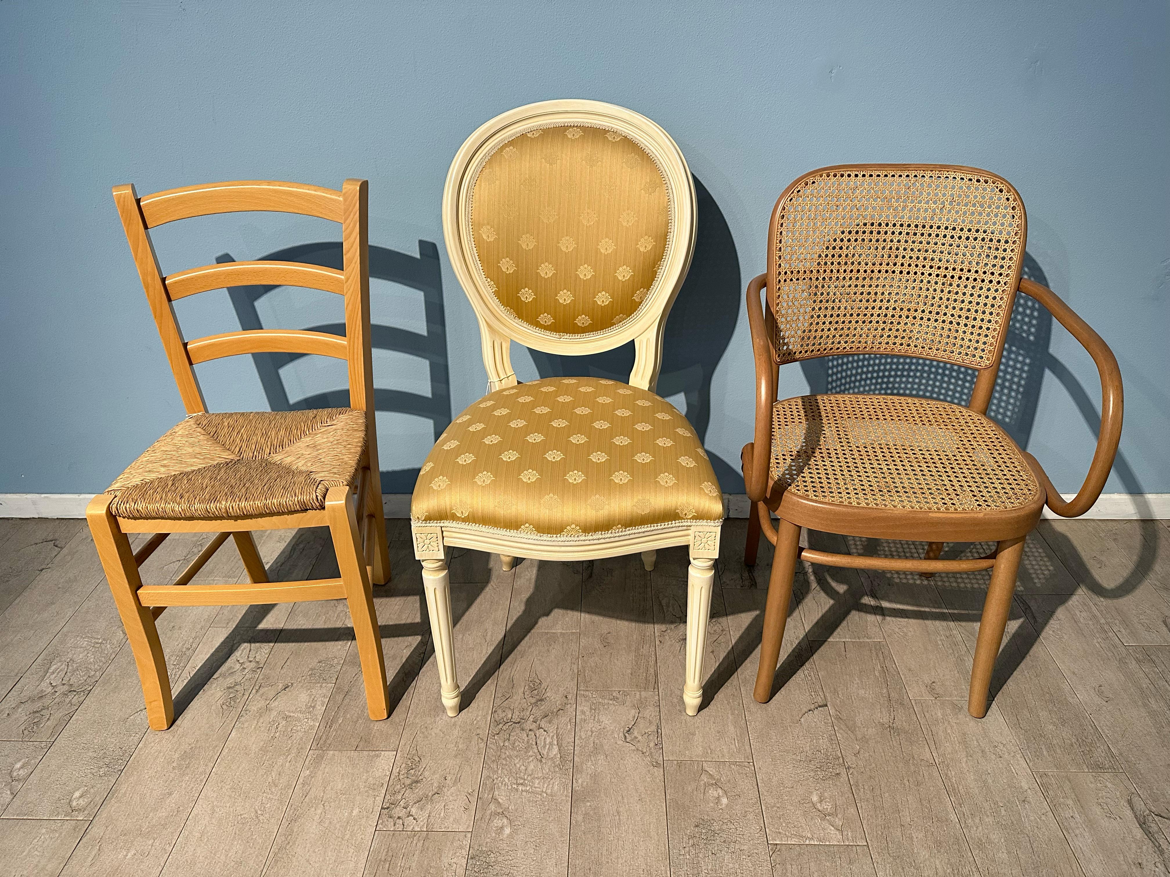 Sedie restaurate nello showroom di Bologna